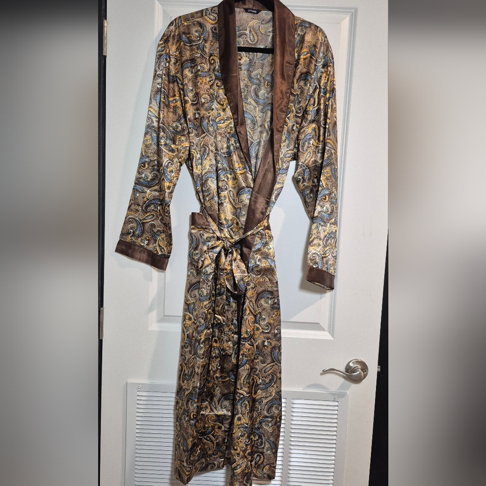 Paisley Patterned Robe with Brown Trim